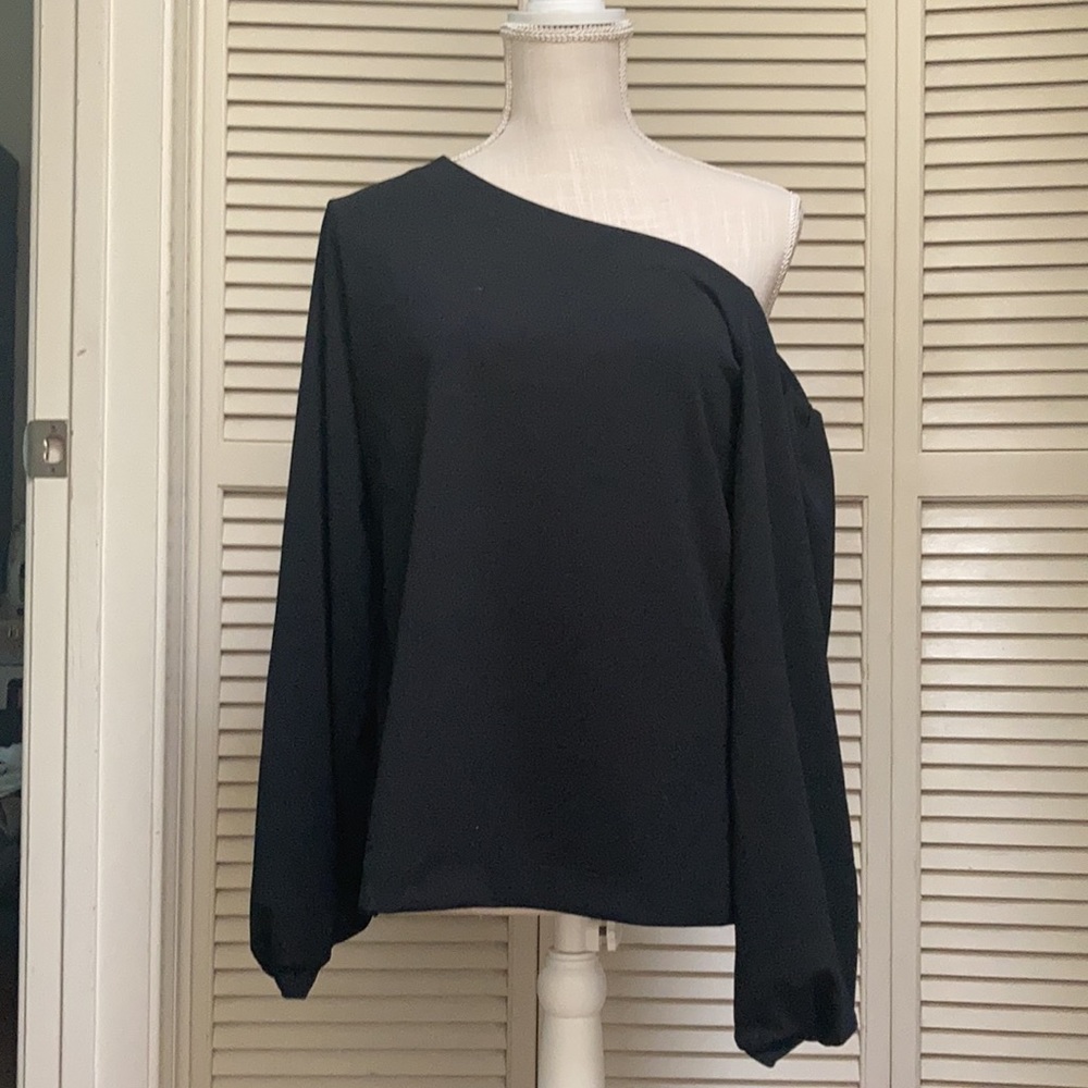 Banana Republic Black off the shoulder sleeve Top. Size Medium. Sassy Top!